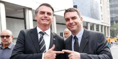 Jair e Flávio Bolsonaro (PL) lado a lado Foto: Reprodução