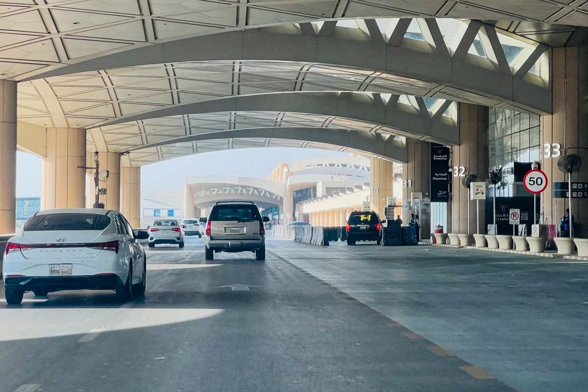 Um ataque ao aeroporto de Riade matou 12 pessoas e feriu mais de 300 outras, segundo a agência civil de aviação da Arábia Saudita