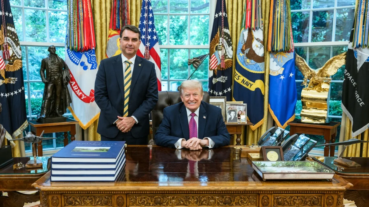 Aliado de Trump diz que EUA autorizou asilo político a Flávio Bolsonaro
