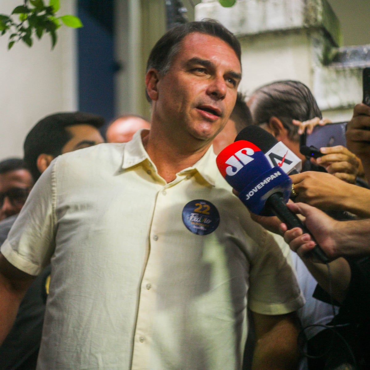 Flávio Bolsonaro é acusado de ter fugido do Brasil após a derrota na eleição presidencial