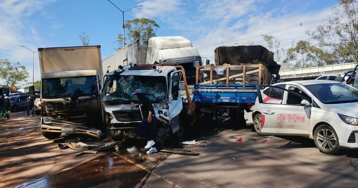 Engavetamento com ao menos 20 veículos deixa 5 feridos e interdita BR-040, na Grande BH