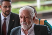 Senador Jaques Wagner chega para reunião com o presidente Lula em caráter emergencial para debater os desdobramentos do segundo turno da campanha eleitoral em Brasília