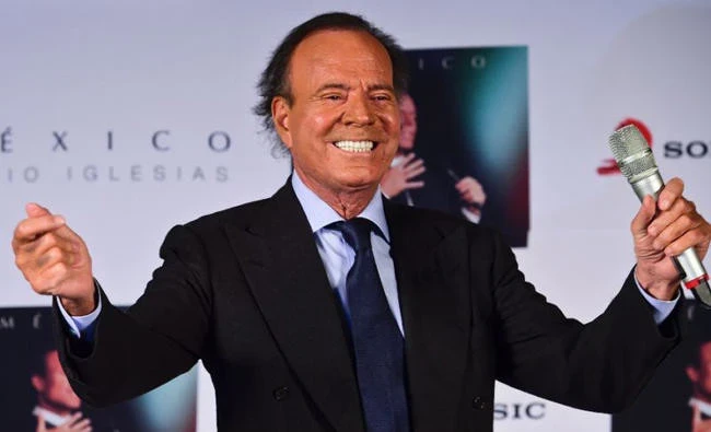 Promotores espanhóis apoiam investigação por abuso contra Julio Iglesias