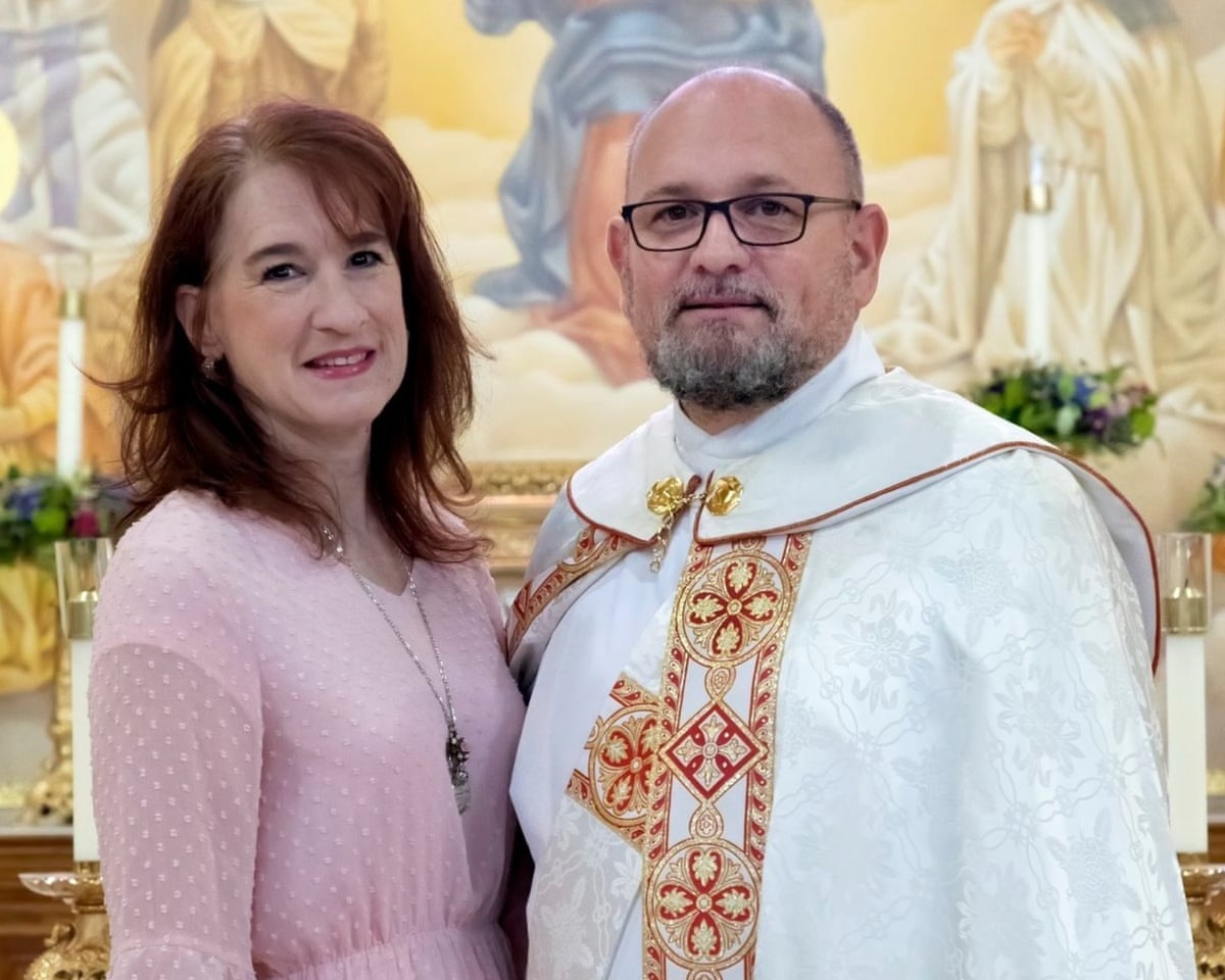 Vaticano mantém a excomunhão do diácono dos EUA que se demitiu após filho ser molestado por padre