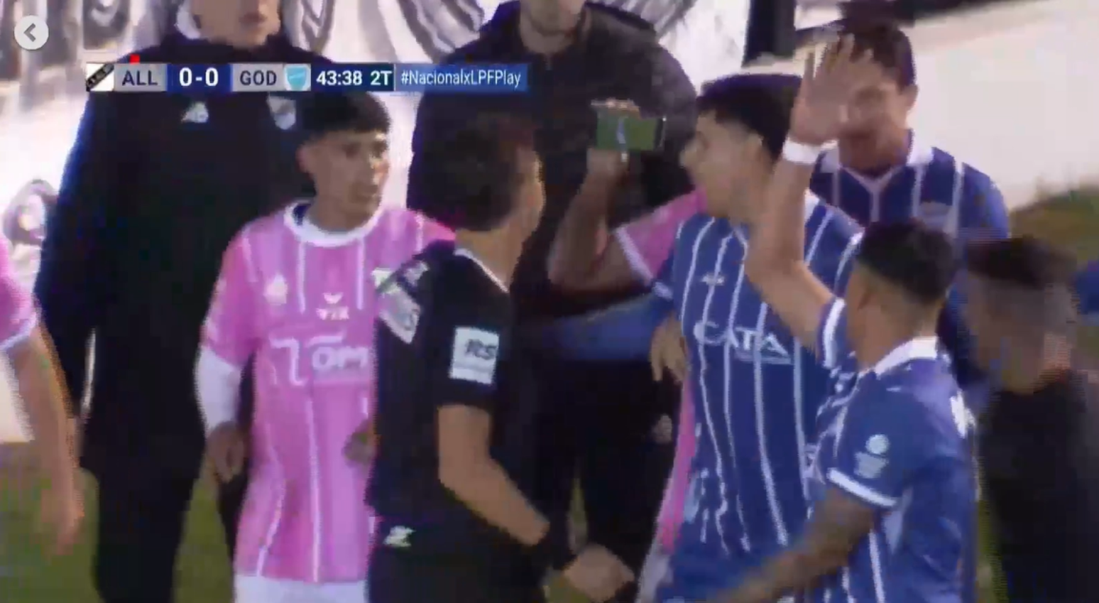 Partida entre Old Boys e Godoy Cruz teve pol&ecirc;mica com celular dentro de campo