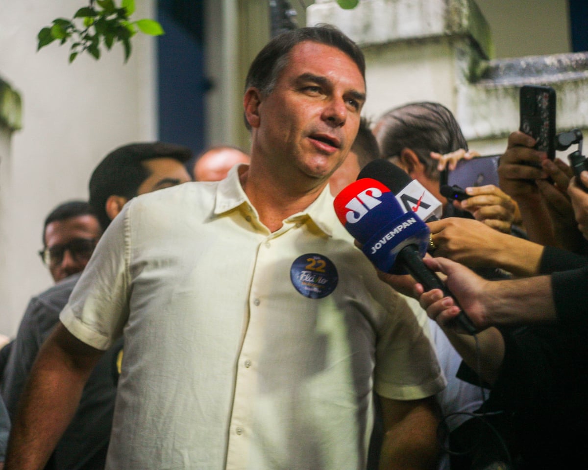 Flávio Bolsonaro é acusado de ter fugido do Brasil após a derrota na eleição presidencial