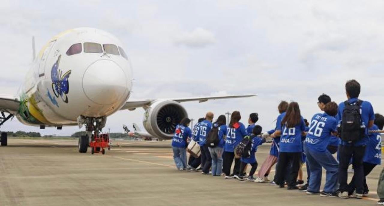 Estudantes se reúnem no Japão para tradicional evento de puxar avião com uma corda