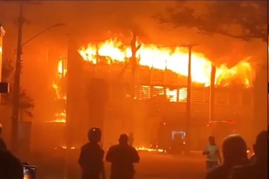 PF vai investigar causas do incêndio que atingiu prédio da UFPE