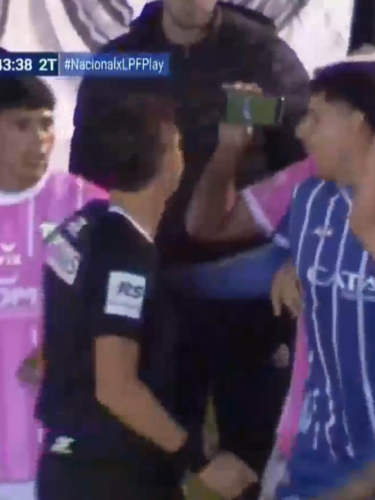 Árbitro desmarca pênalti após jogadores mostrarem lance em celular durante jogo na Argentina