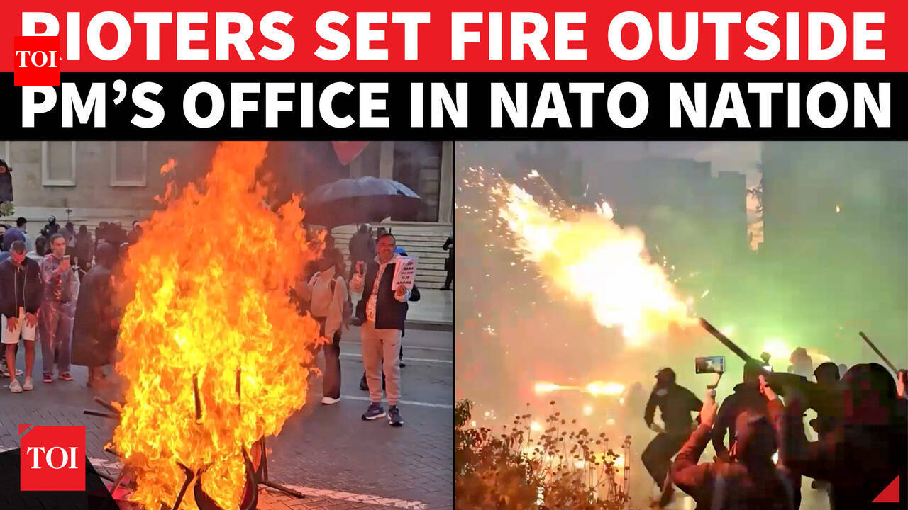 'O PRIMEIRO-MINISTRO DEVE DEMITIR-SE!': Nação da OTAN em Pânico, Protestadores QUEIMAM Cadeiras de 'Diálogo' Fora do Escritório do Governo