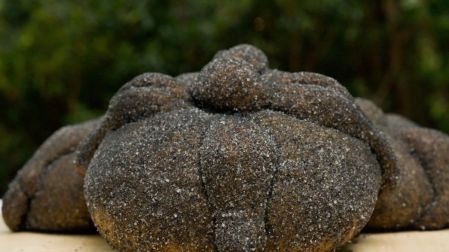 El pan de muerto negro toma su color por las cenizas de totomoxtle