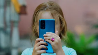 Imagens de abuso infantil criadas por IA explodem e faz autoridades alertarem famílias