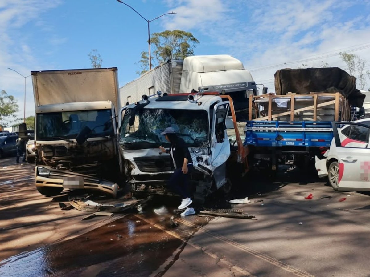 Engavetamento com ao menos 20 veículos deixa 5 feridos e interdita BR-040, na Grande BH