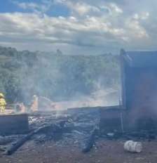 Menino de 11 anos morre e adultos que tentaram resgate ficam feridos em incêndio no RS Foto: Bombeiros de Taquara