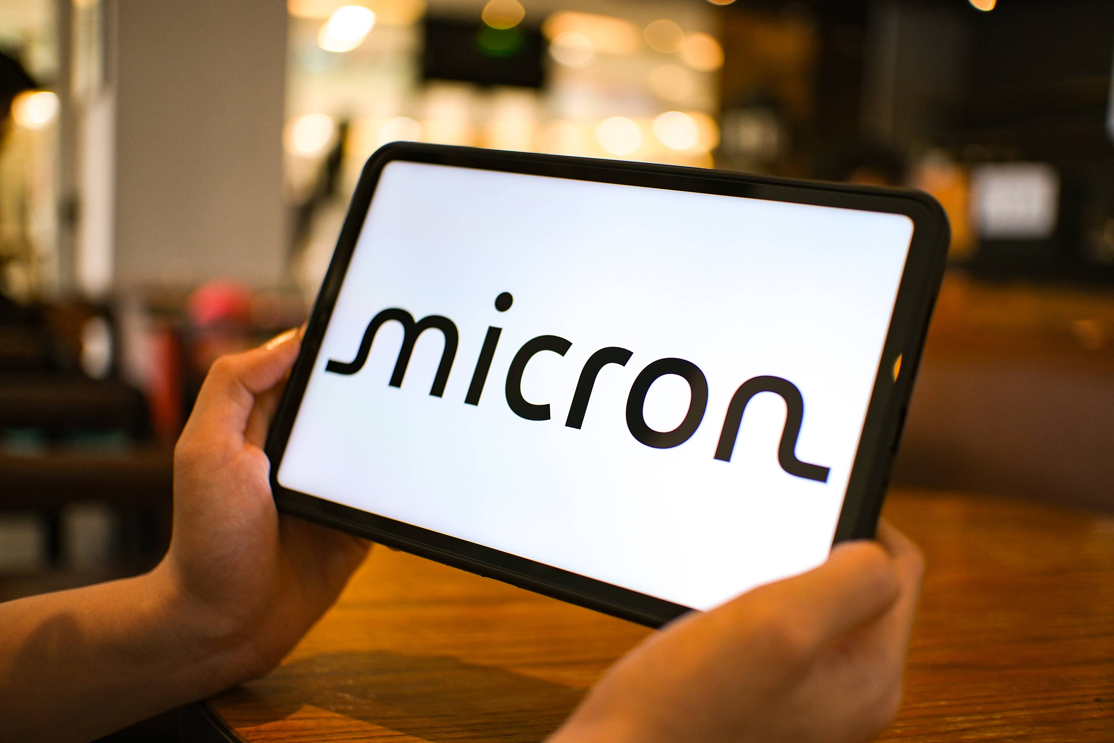 Ações da Micron despencam, apesar de analistas afirmarem que a venda em massa no setor de semicondutores é exagerada
