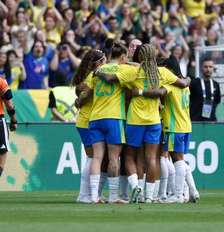 Luany comemora com as companheiras após abrir o placar para o Brasil – Foto: Luciana Vermell / CBF / Jogada10