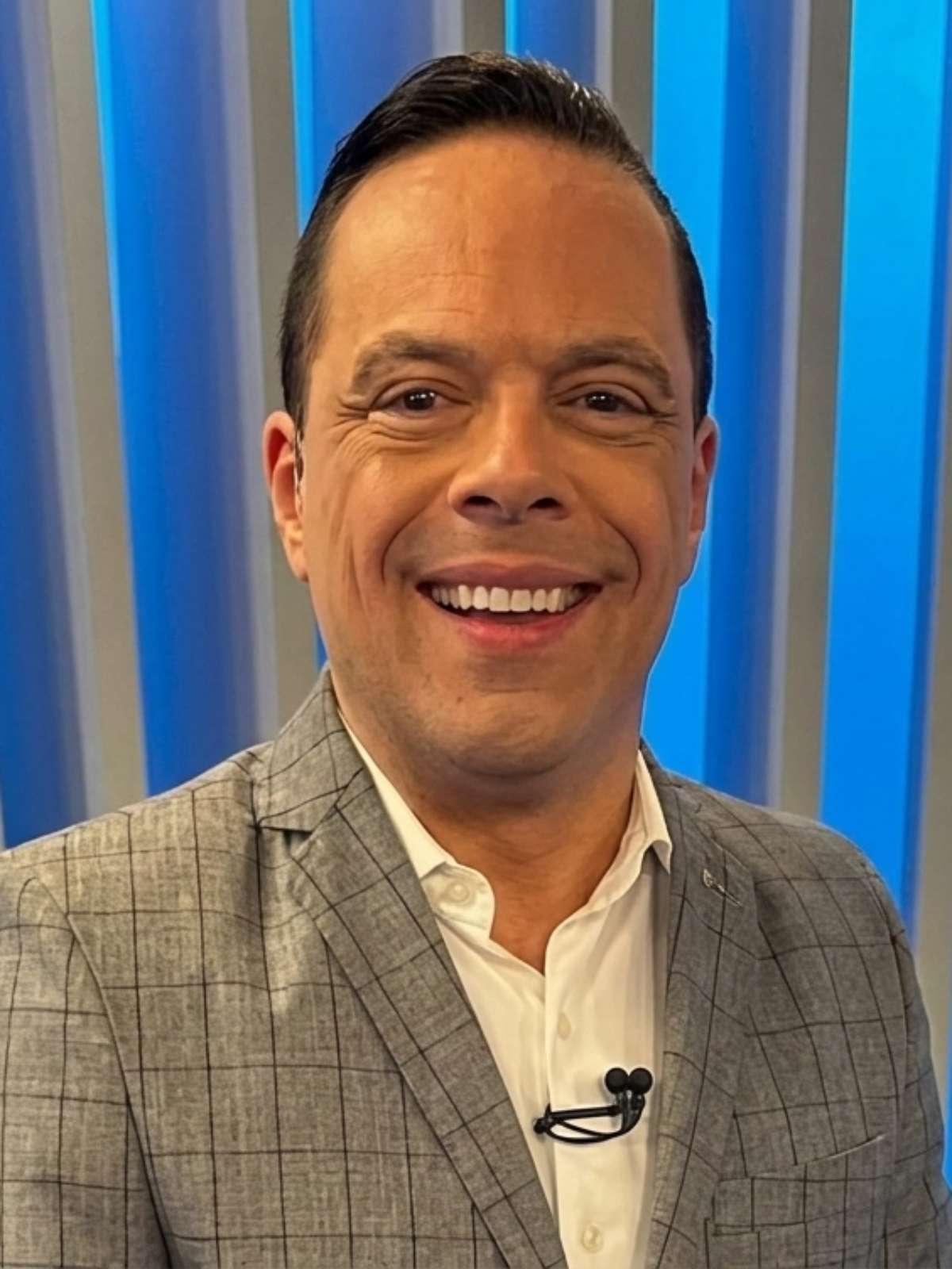 Apresentador dispensado pelo SBT estreia em canal de notícias de outro ex-jornalista da emissora