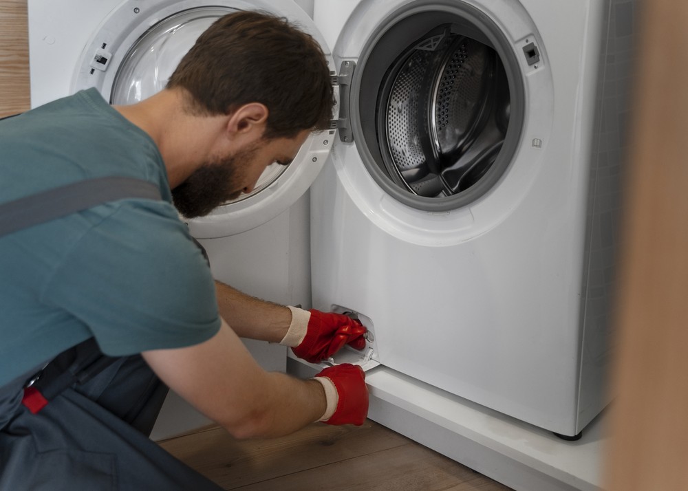 Conserto da máquina de lavar — Foto: FreePik
