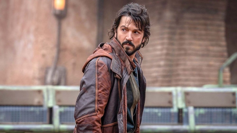 Andor acompanha Cassian Andor antes de Rogue One, quando o ladrão começa a se envolver com a formação da Rebelião contra o Império. — Foto: Reprodução/IMDb