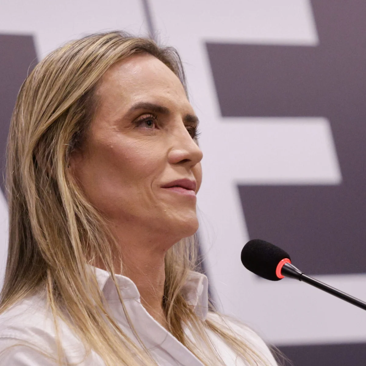 Celina propõe cortar gastos no Iges-DF para contratar mais profissionais