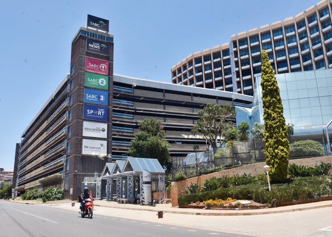 A cobertura eleitoral da SABC prosseguirá apesar da incerteza sobre o financiamento de R120m