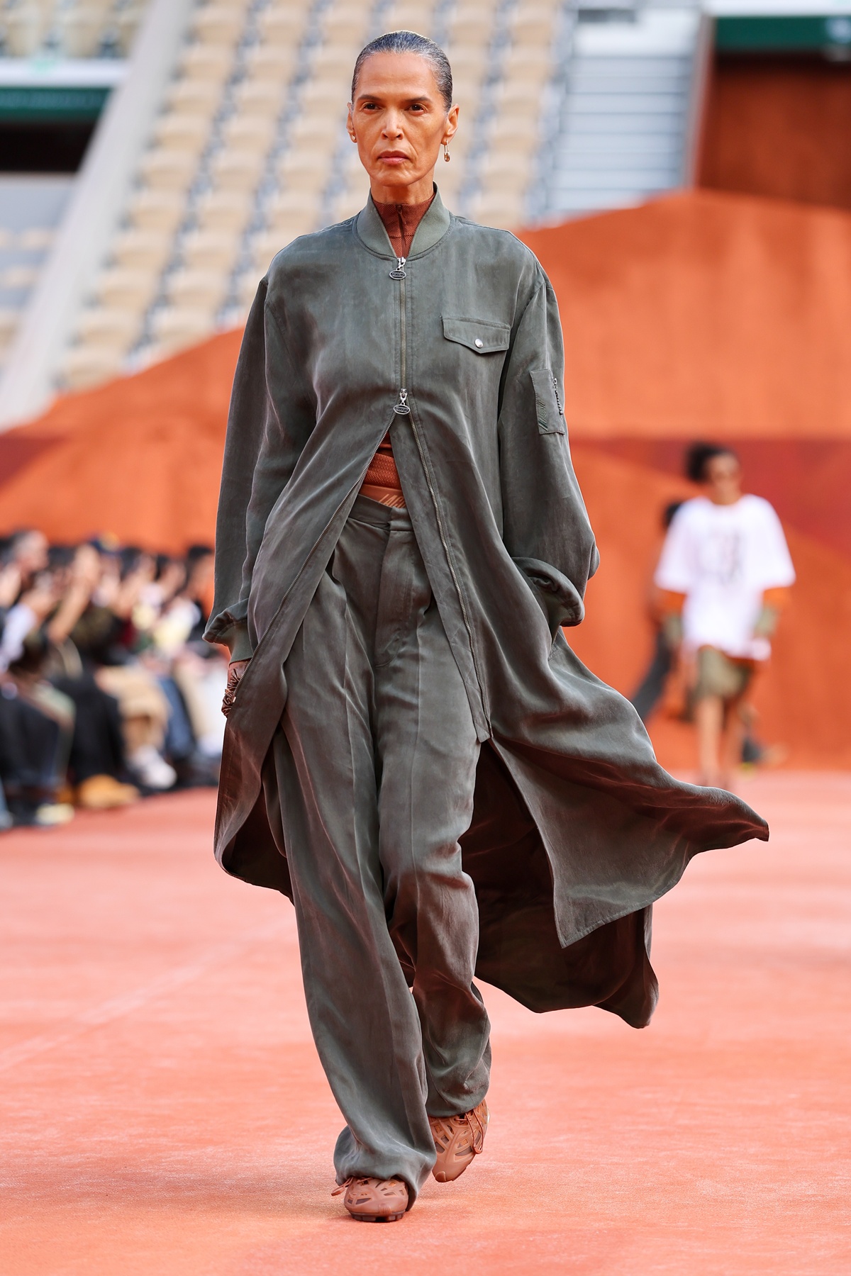 Lacoste transforma bola de tênis em salto e desconstrói estilo preppy