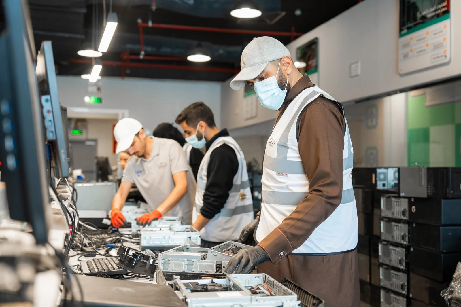 Iniciativa juvenil da Arábia Saudita visa combater resíduos eletrônicos