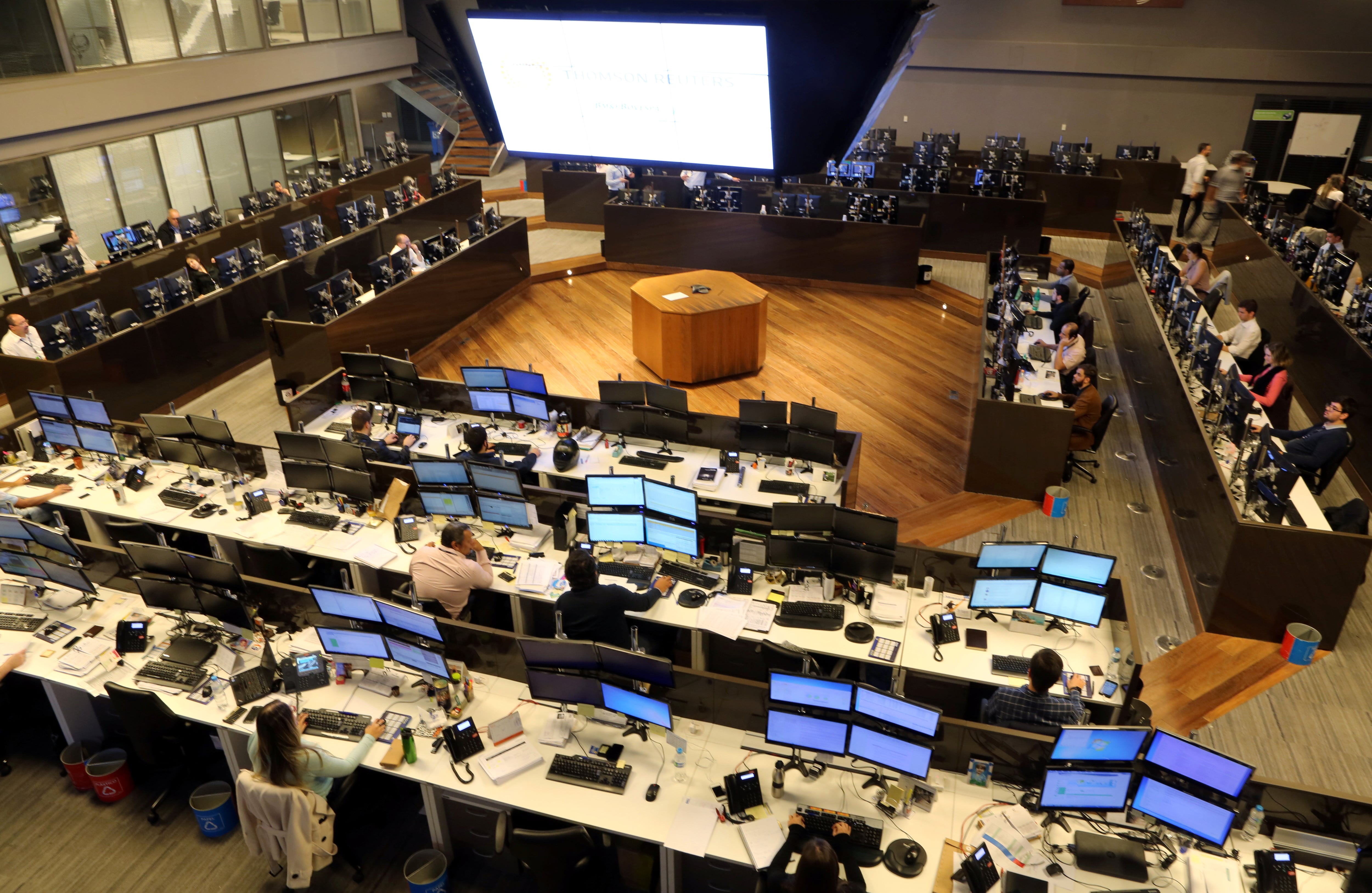 Ibovespa dispara e supera 200 mil pontos após resultado do 1º turno das eleições presidenciais
