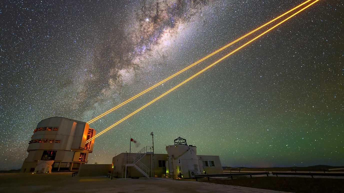 Lasers gigantes criam estrelas artificiais no céu do Atacama