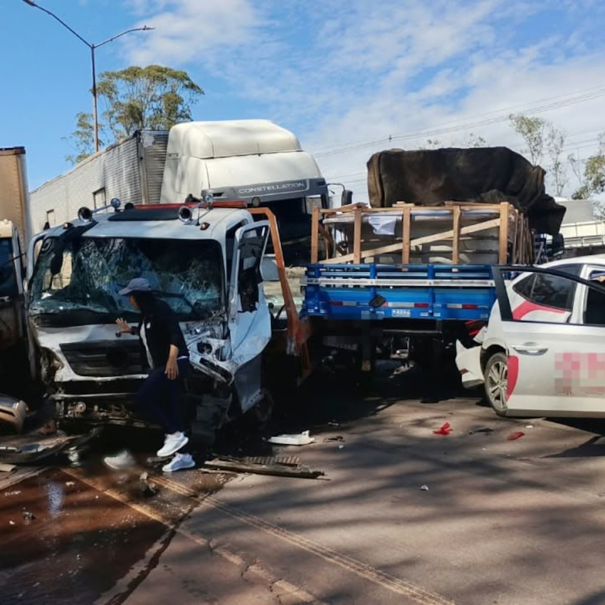 Engavetamento com ao menos 20 veículos deixa 5 feridos e interdita BR-040, na Grande BH