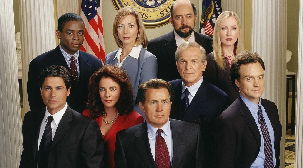 West Wing: Nos Bastidores do Poder acompanha a equipe da Casa Branca enquanto enfrenta crises políticas e decisões que afetam os Estados Unidos. — Foto: Divulgação/TMDb