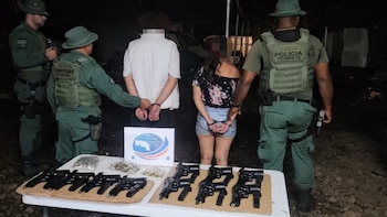 Autoridades costarricenses decomisan 10 pistolas y 400 municiones a dos nicaragüenses que viajaban en autobús en la frontera norte