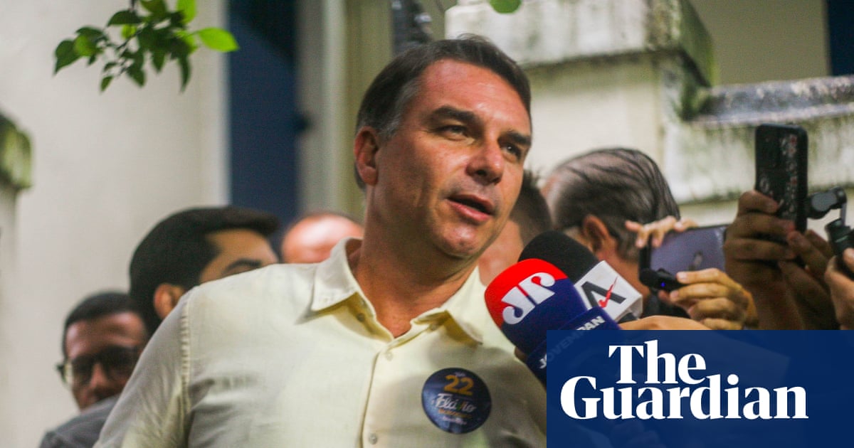 Flávio Bolsonaro é acusado de ter fugido do Brasil após a derrota na eleição presidencial