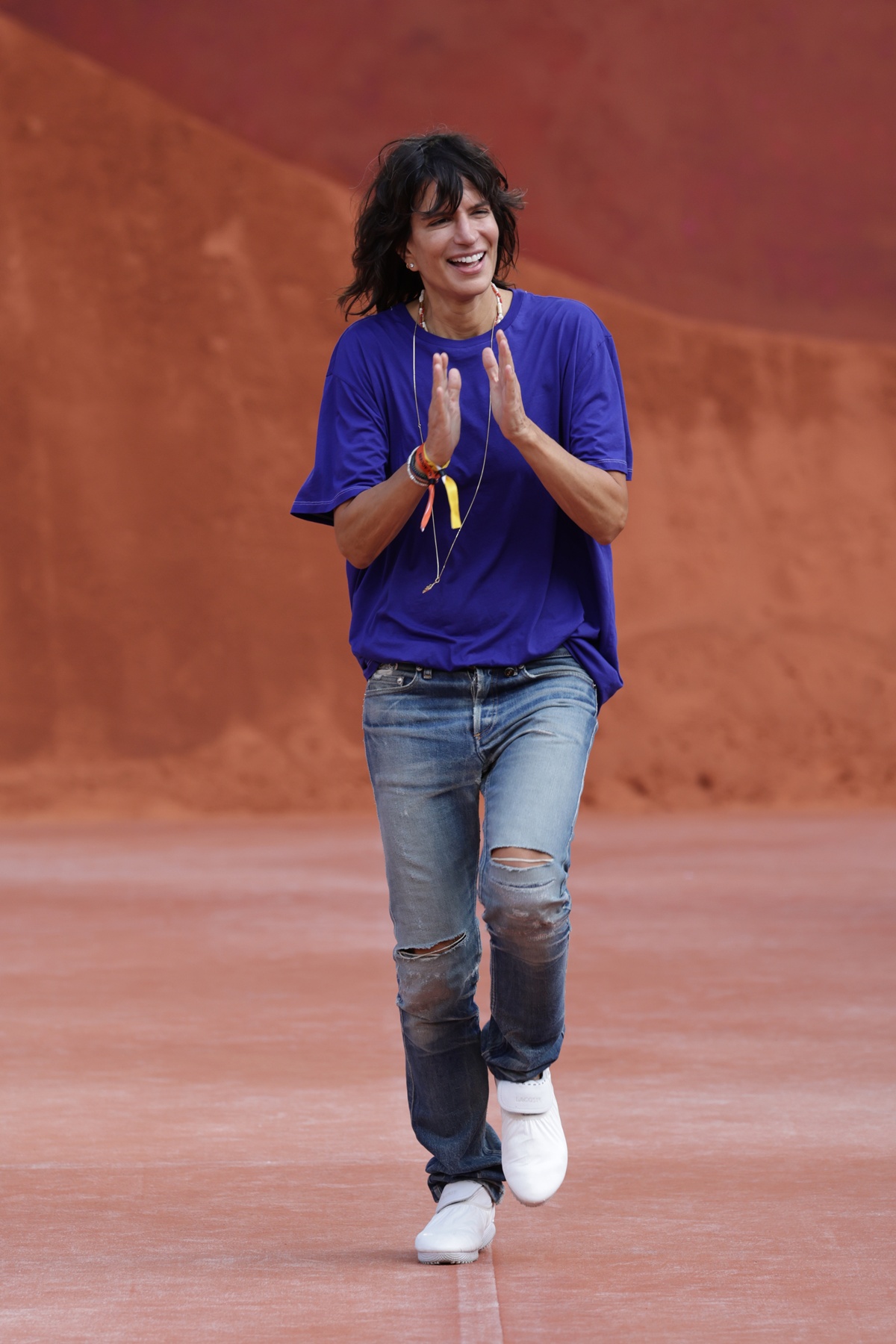 Lacoste transforma bola de tênis em salto e desconstrói estilo preppy