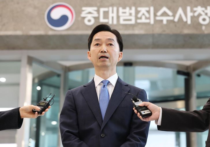Kim Ji-yong, head of the Serious Crime Investigation Agency, speaks to reporters as he arrives at his office in central Seoul, Monday. Yonhap