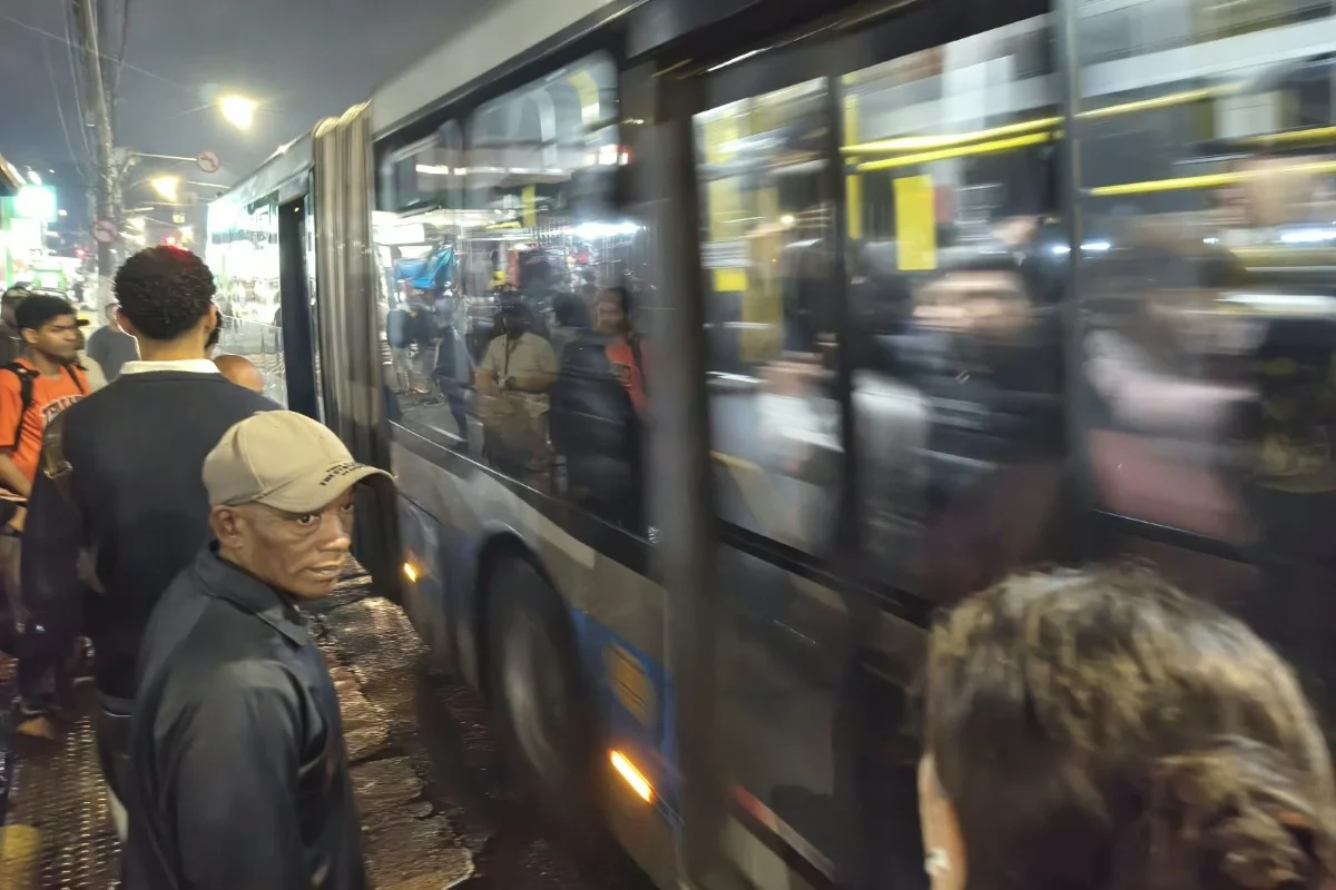 Imagem mostra ônibus na zona sul de São Paulo - Metrópoles
