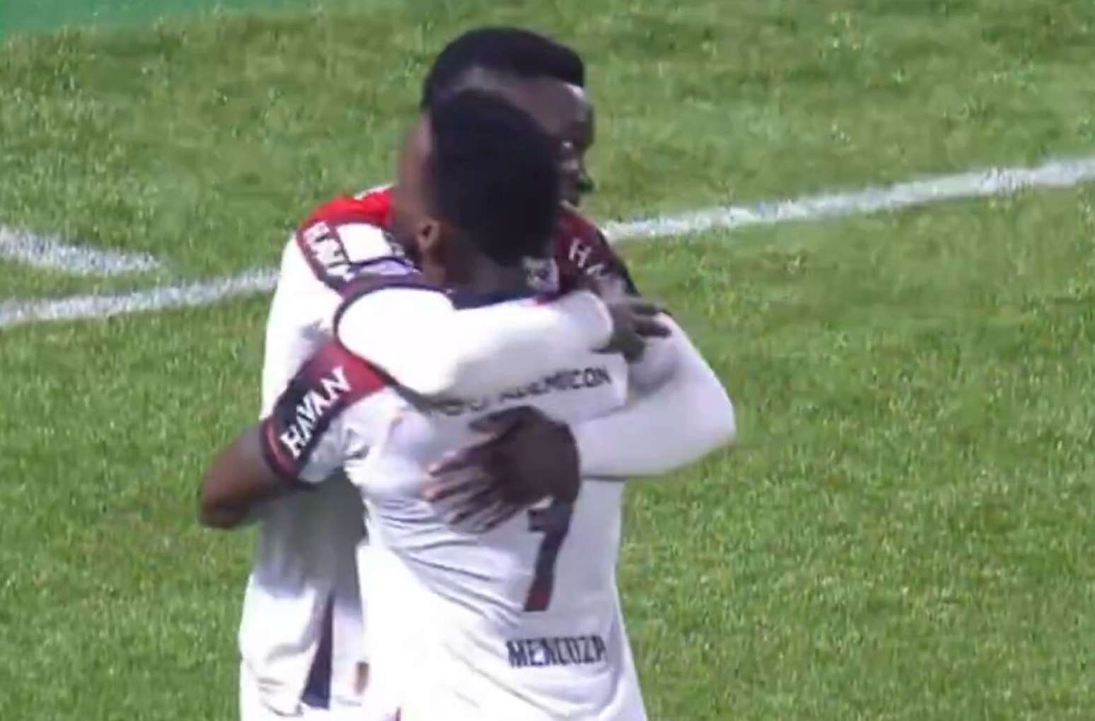 Viveros, artilheiro do Brasileir&atilde;o, recebe o abra&ccedil;o ap&oacute;s fazer o primeiro de seus dois gols neste 4 a 1 sobre a Chape.