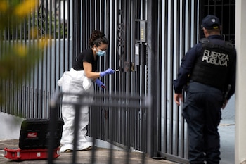 FOTO DE ARCHIVO: Un técnico forense trabaja en la escena del crimen donde el ex militar nicaragüense exiliado Roberto Samcam fue asesinado en su casa, en San José, Costa Rica, el 19 de junio de 2025. REUTERS/Stringer/Foto de archivo