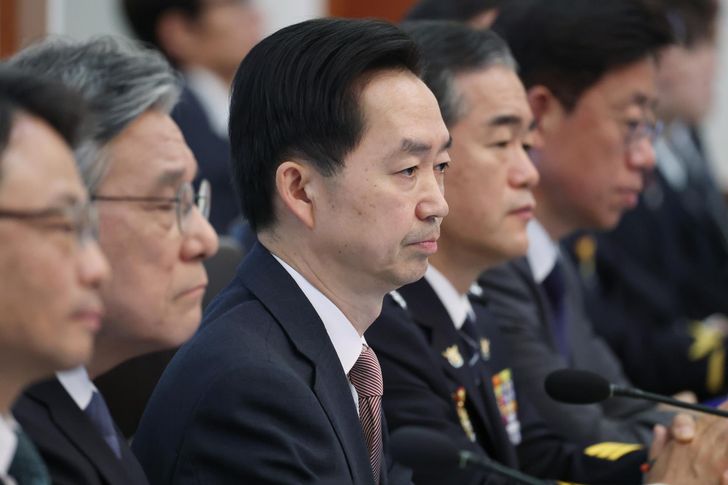 Kim Ji-yong, third from left, the inaugural chief of the Serious Crime Investigation Agency, attends a Cabinet meeting at Cheong Wa Dae in Seoul, Tuesday. Yonhap