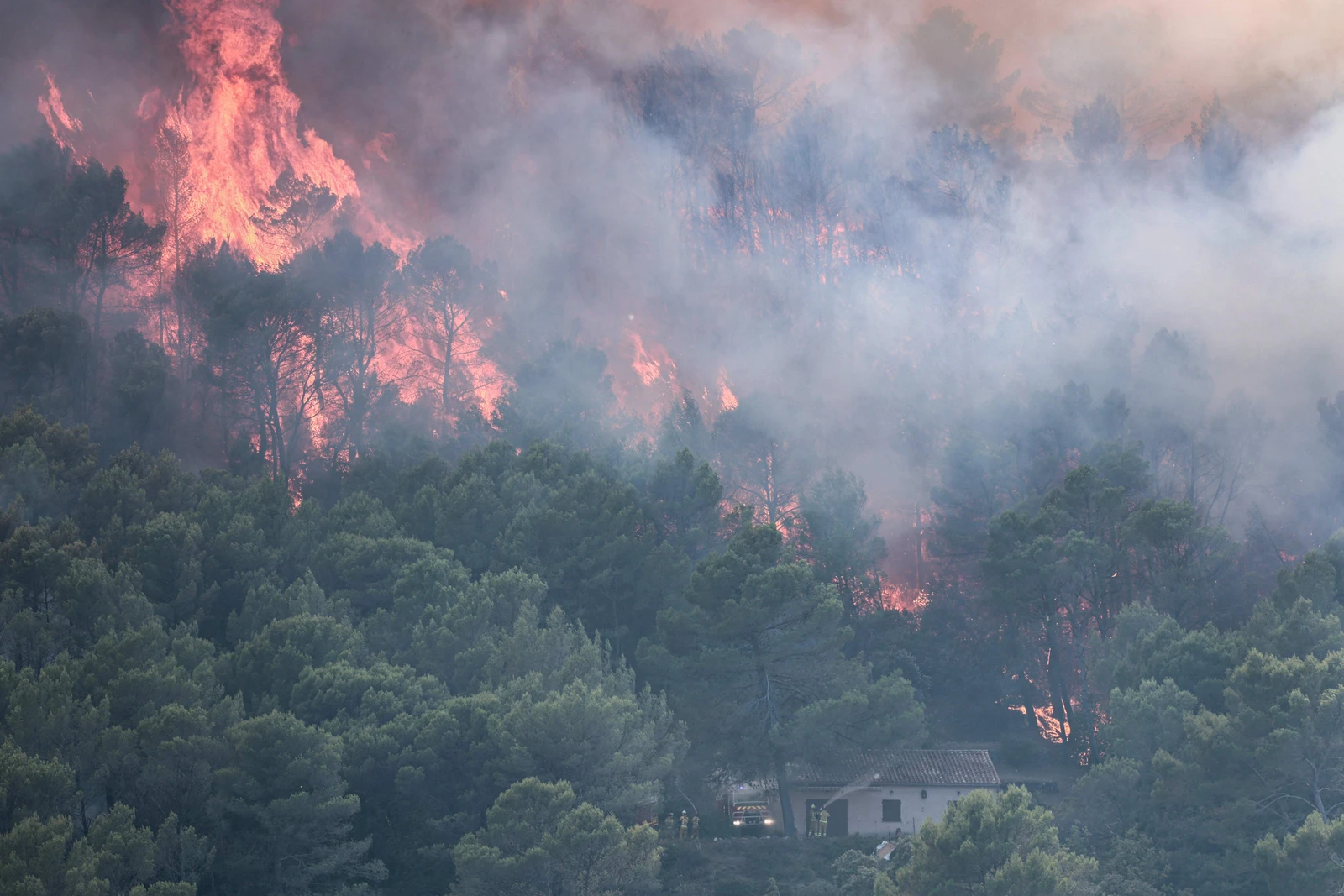 Quatro pessoas morreram em combate aos incêndios na Indonésia enquanto uma névoa tóxica cobria a região