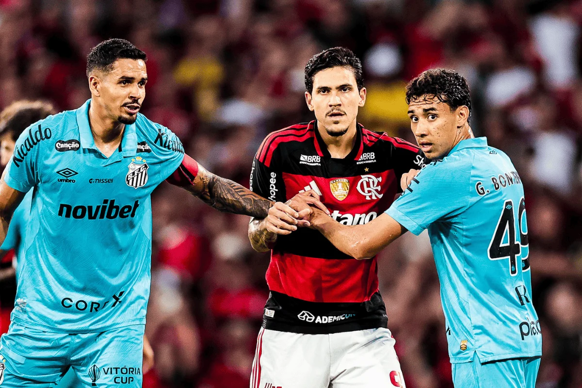 Disputa de bola no confronto entre Flamengo x Santos no Maracanã