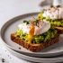 Receta de avocado toast con huevo