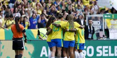 Luany comemora com as companheiras ap&oacute;s abrir o placar para o Brasil &ndash; Foto: Luciana Vermell / CBF / Jogada10