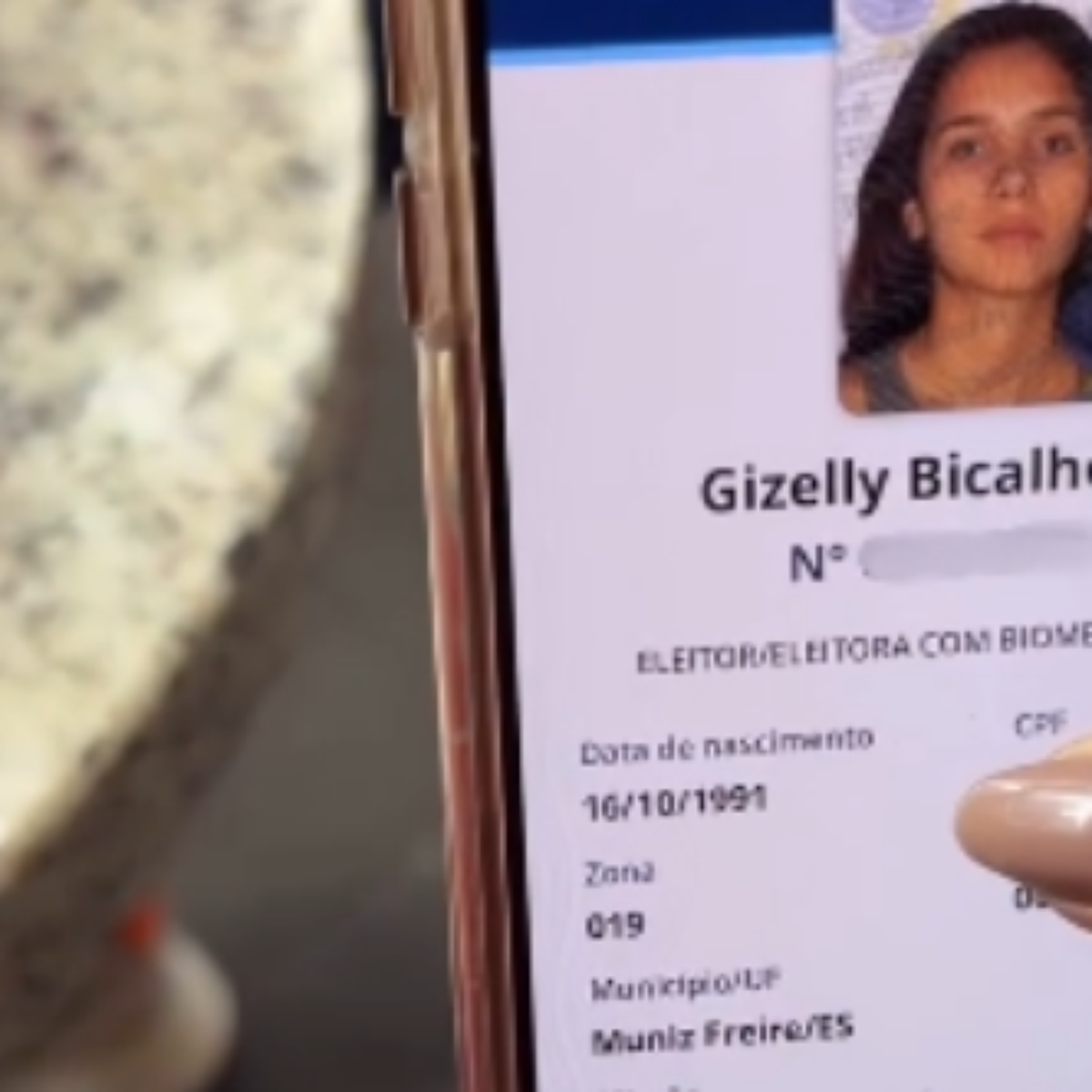 Ex-BBB Gizelly e eleitores relatam falha no e-Título ao mostrar local de votação; TRE-SP nega mudança
