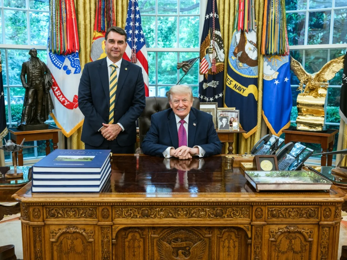 Aliado de Trump diz que EUA autorizou asilo político a Flávio Bolsonaro