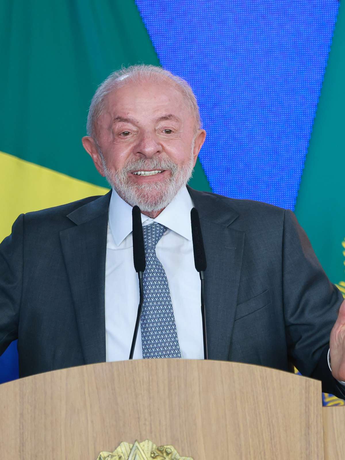 Com Ricupero e Reale, intelectuais e ex-ministros entregam manifesto de apoio a Lula