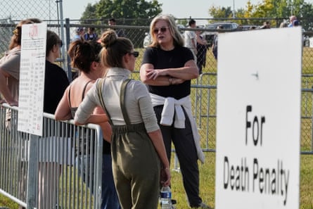 Leslie Brown, right, stands with others in the area reserved for people in favor to the death penalty outside Riverbend Maximum Security Institution before the planned execution of Christa Pike, Wednesday, Sept. 30, 2026, in Nashville, Tenn.