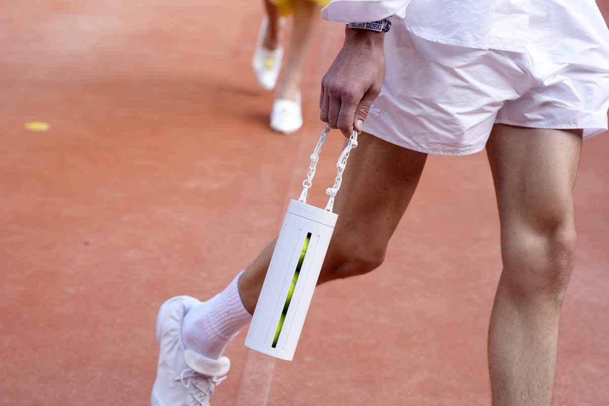 Lacoste transforma bola de tênis em salto e desconstrói estilo preppy