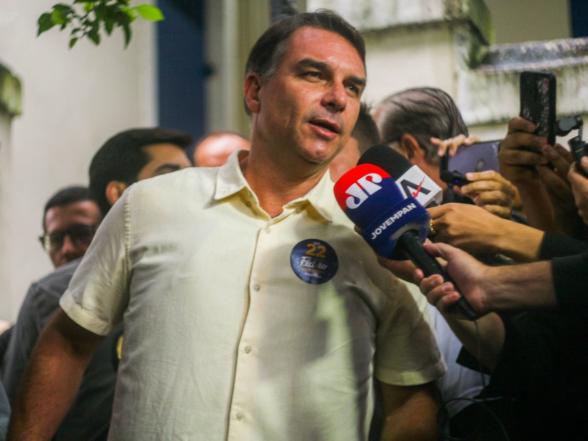 Flávio Bolsonaro é acusado de ter fugido do Brasil após a derrota na eleição presidencial