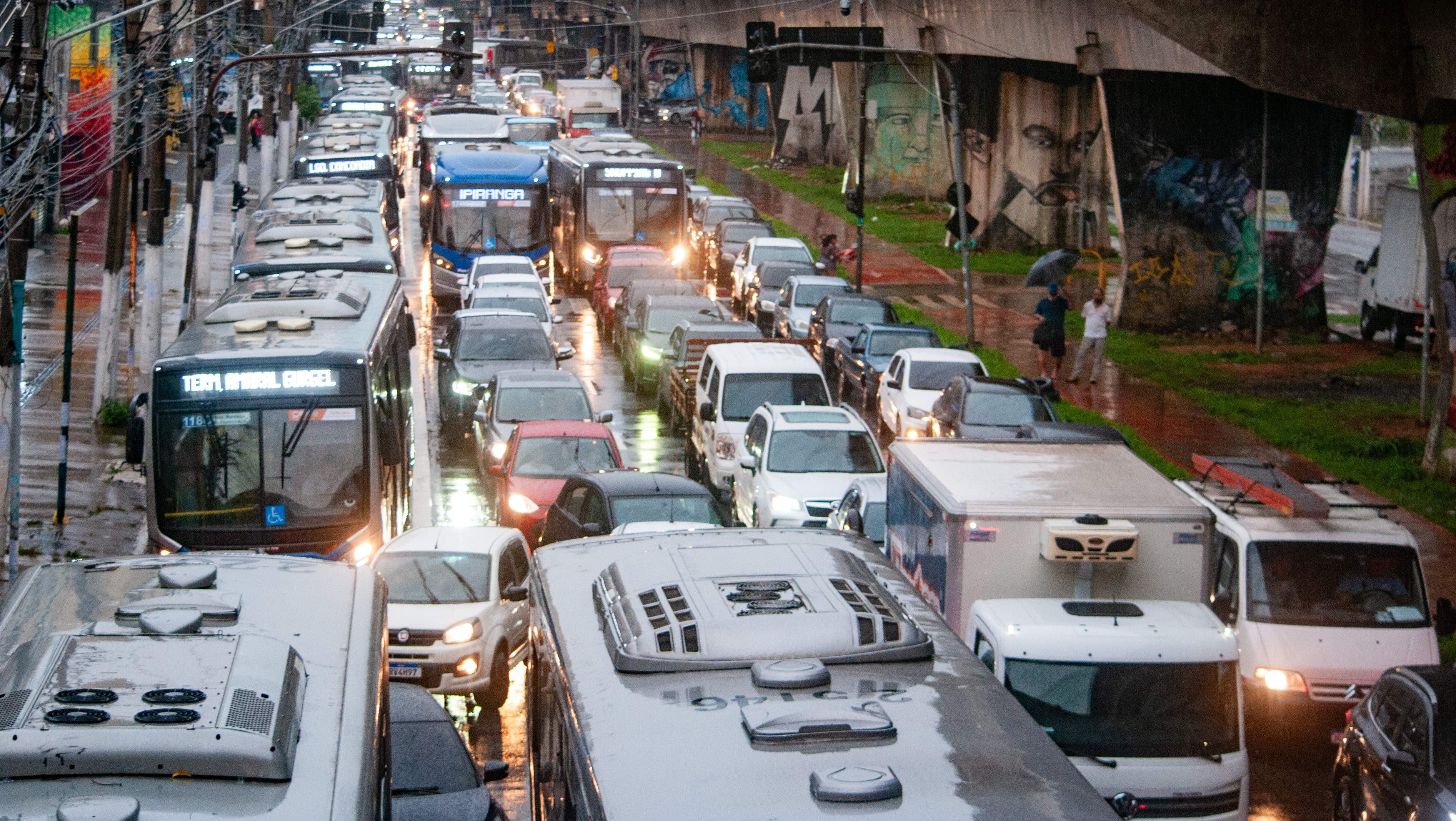 Chuva reduz velocidade média do trânsito de SP em até 15%; impacto é o maior entre metrópoles da América Latina